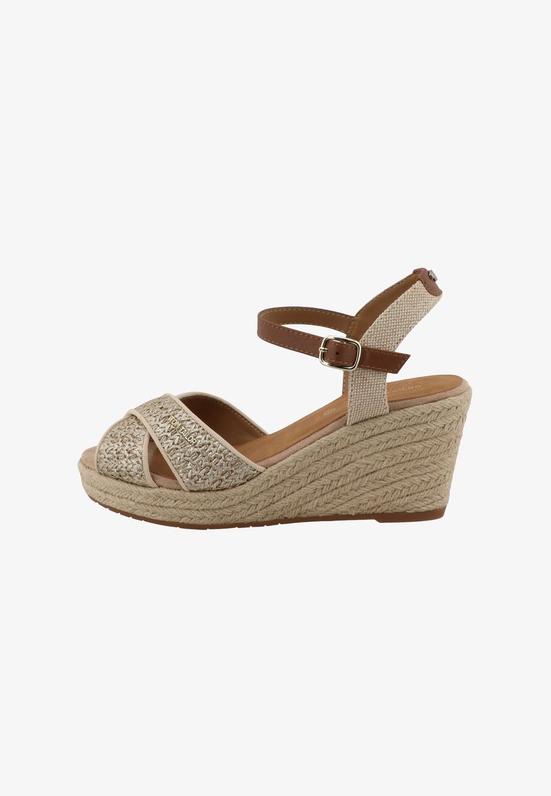 Sandale compensée beige avec texture tissée, bride à la cheville avec boucle, et design à bout ouvert.