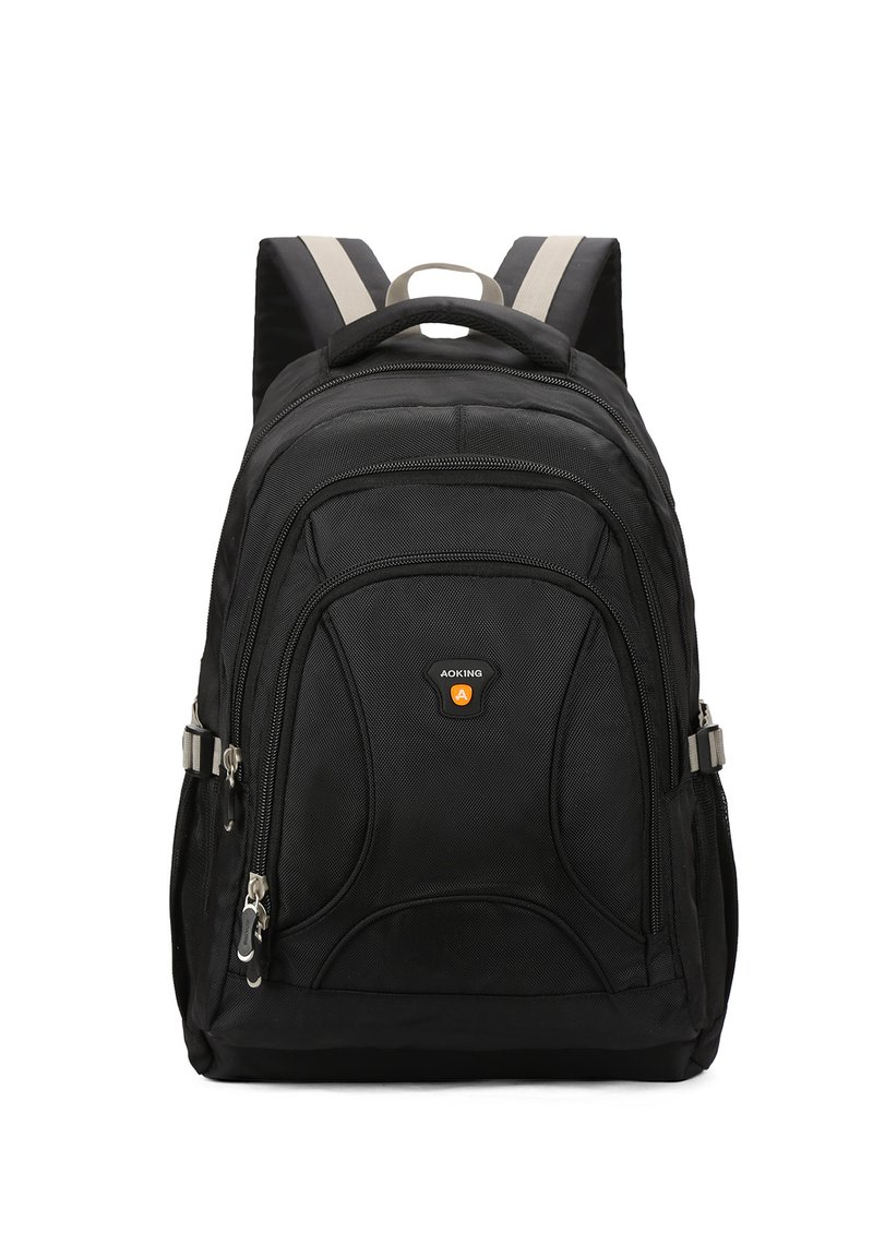 Sac à dos en tissu noir avec plusieurs compartiments, fermetures éclair argentées, sangles d'épaule rembourrées et un logo orange sur le devant.