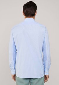 Lichtblauw button-up shirt met lange mouwen, gemaakt van een zachte, textuurstof en met een klassieke kraag. Eenvoudig ontwerp met een rechte snit.