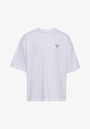 Hvid oversized t-shirt med korte ærmer, rund hals og lille brun bi-logo på øverste venstre bryst.