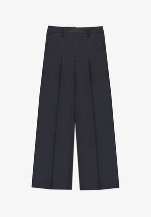 Wijde broekspijpen in donkerblauw, gemaakt van lichtgewicht stof. Voorzien van twee voorplooien, riemlussen en een verborgen ritsluiting.