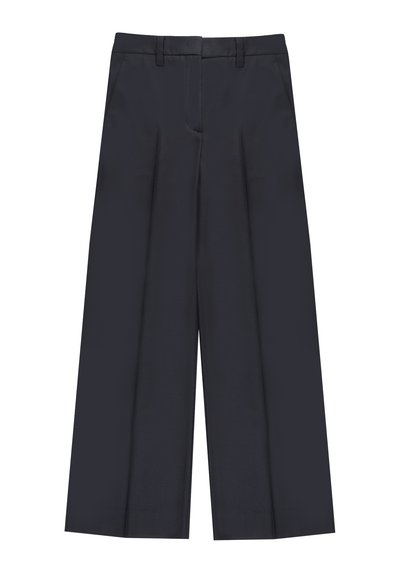 Pantalons à jambe large en bleu marine foncé, fabriqués en tissu léger. Présentent deux plis à l'avant, des passants de ceinture et une fermeture éclair dissimulée.
