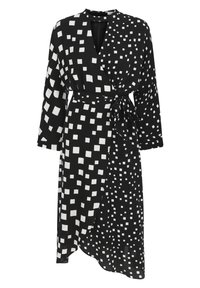 Schwarzes Wickelkleid mit weißen quadratischen Mustern, langen Ärmeln, einem Bindegürtel und einem leicht asymmetrischen Saum. Hergestellt aus leichtem Stoff.