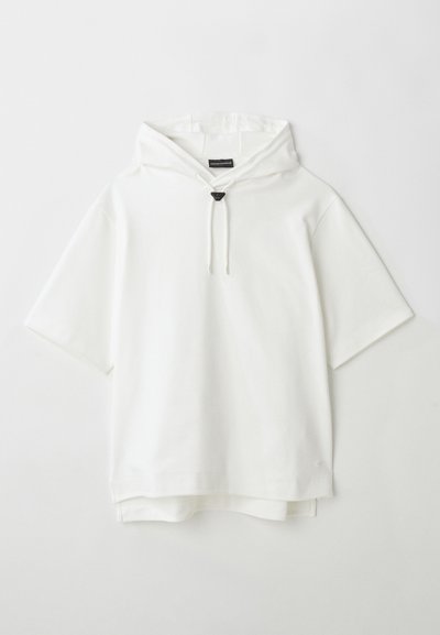 Sudadera blanca de manga corta, que cuenta con un cierre de cordón, una capucha forrada y un sutil dobladillo en capas en la parte inferior. Material de algodón suave.