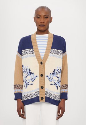 Cardigan tricotat cu un model de culori bloc în nuanțe de bleumarin, bej și crem, cu desene florale, manșete cu țesătură în vrac și cinci butoane negre.