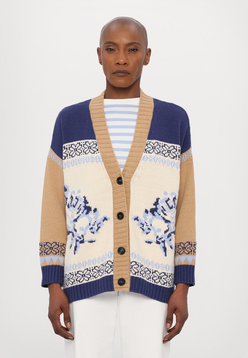 Strickjacke mit einem Blockfarbmuster in Marineblau, Beige und Creme, mit Blumendesigns, gerippten Bündchen und fünf schwarzen Knöpfen.
