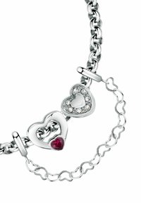 Bracciale in argento con catena, caratterizzato da due charm a forma di cuore. Uno ha un accento in rubino, l'altro è decorato con pietre trasparenti. Finitura liscia e lucida.