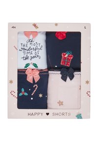 Paquet de quatre shorts présentant divers motifs : blanc avec texte, bleu foncé avec des détails de cadeau et de nœud, rose clair avec des accents et des motifs de vacances.