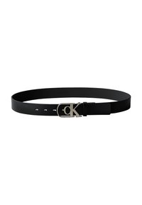 Zwarte leren riem met een zilverkleurige CK-logo gesp, voorzien van meerdere gaatjes voor maatverstelling en een gladde, matte afwerking.