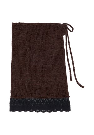 Rjava pletena pravokotna torbica z zasukanim vrvico in črnim čipkastim obrobjem vzdolž spodnje robove.
