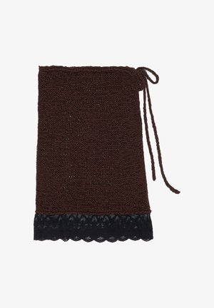 Rjava pletena pravokotna torbica z zasukanim vrvico in črnim čipkastim obrobjem vzdolž spodnje robove.