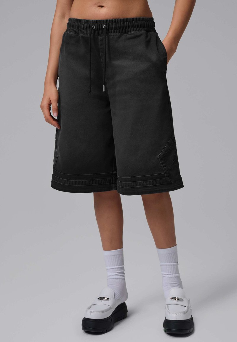 Μαύρα τζιν σορτς με ελαστική μέση και κορδόνι. Διαθέτουν δύο πλαϊνές τσέπες και ίσια γραμμή. Απλός σχεδιασμός και ανθεκτικό ύφασμα.