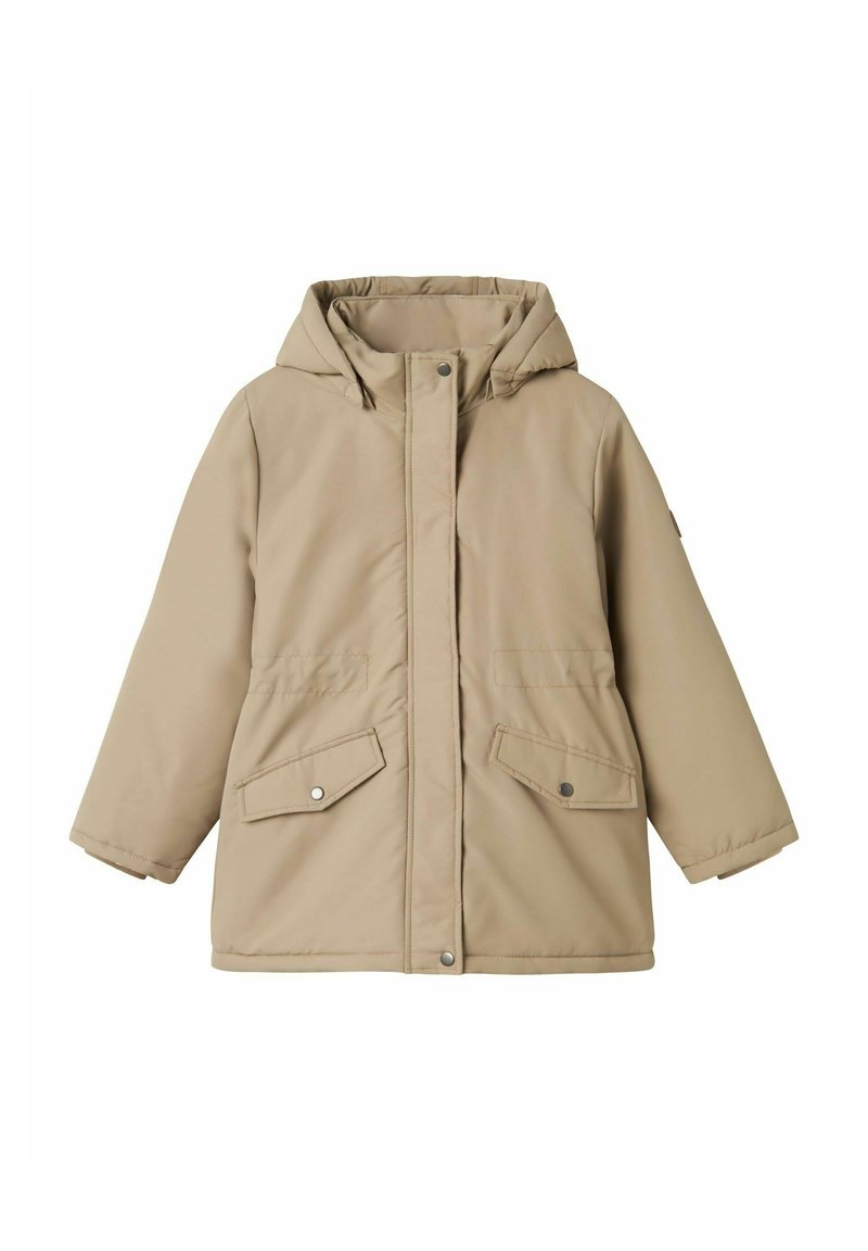 Beige gewatteerde jas met een capuchon, voorzien van een ritssluiting aan de voorkant en een sluiting met drukknopen, twee grote voorzakken en een gladde textuur.