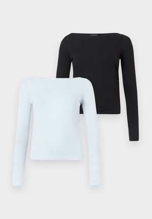 Deux hauts à manches longues : un bleu clair et un noir, tous deux fabriqués en tissu doux et extensible avec un large décolleté et une coupe ajustée.
