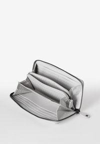 Portafoglio grigio con zip, realizzato in materiale liscio. Presenta diversi scomparti per carte e due compartimenti principali, con una fodera testurizzata.