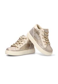 Zapatillas altas beige para niños con diseños de corazones brillantes, paneles de estampado animal y cordones beige, mostradas sobre un fondo blanco.