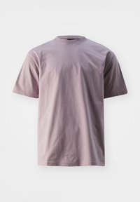 Camiseta de algodón de color púrpura claro con cuello redondo clásico, mangas cortas y una textura suave. Sin patrones ni acentos visibles.