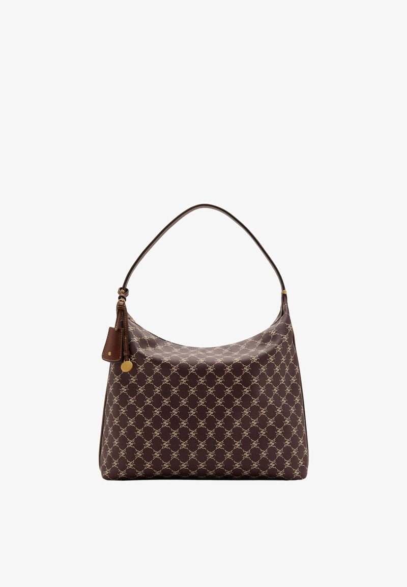 Sac à main marron avec une surface à motifs, une bandoulière unique et une petite étiquette en cuir attachée avec un charm rond doré.