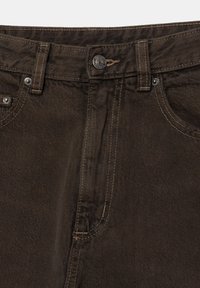 Dunkelbraune Denim-Jeans mit Knöpfen vorne, Reißverschluss, Gürtelschlaufen und sichtbaren Nähten an Taschen und Bund.