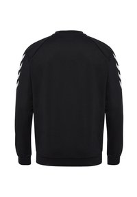 Sudadera negra de manga larga, con puños y cuello de canalé. Presenta franjas blancas como acento a lo largo de los hombros. Textura suave.