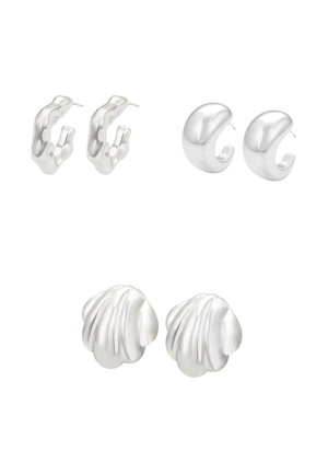 Tre par sølvøreringe: abstrakt hoop, glat buet design og tekstureret skalsform. Alle har en poleret metallisk finish.