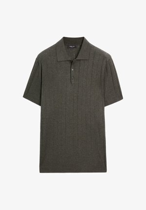 Polo vert olive à manches courtes avec texture côtelée et patte de boutonnage à deux boutons, posé à plat sur fond blanc.