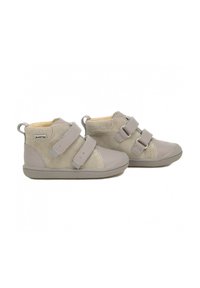 Scarpe alte grigie realizzate in suede e pelle sintetica, dotate di due cinturini regolabili in velcro e una suola in gomma testurizzata.