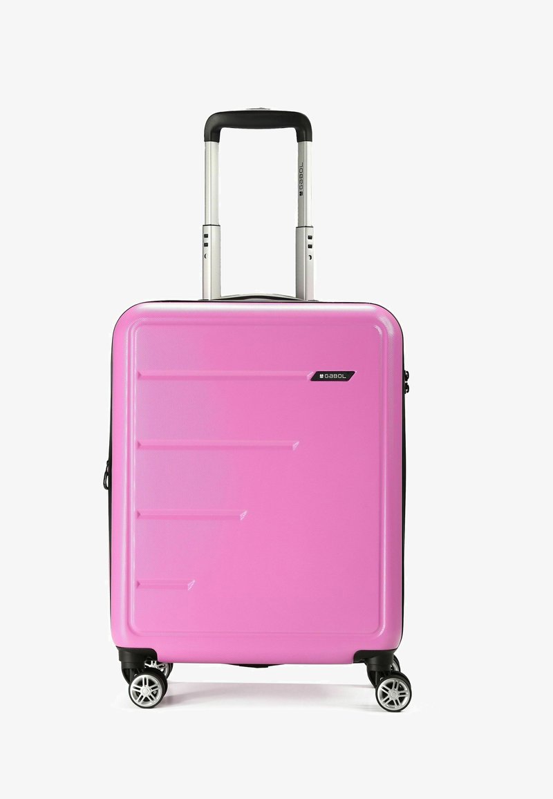 Valigia rigida rosa con superficie testurizzata, dettagli argentati, manico retrattile e quattro ruote girevoli per una facile mobilità.