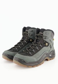 Scarpe da trekking verdi e nere con parte superiore in suede e mesh, suola in gomma con trazione, occhielli in metallo e cuciture rinforzate.