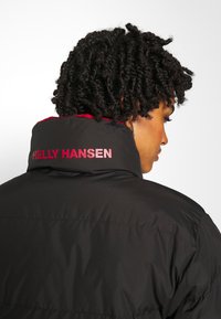 Helly Hansen URBAN REVERSIBLE JACKET - Talvejope - black