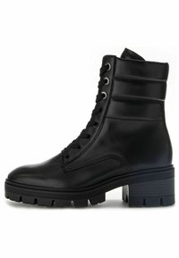 Stivale alla caviglia in pelle nera con tomaia imbottita, punta rotonda, chiusura con lacci e suola a tacco chunky con un motivo di presa strutturato.