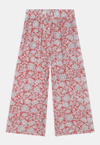 Brede broek met een koraalkleurige achtergrond en ingewikkelde witte bloemen- en bladmotieven, met een elastische tailleband.