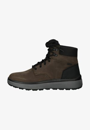Braune Lederwanderstiefel mit schwarzen Akzenten, Schnürdesign, gepolstertem Kragen und strukturiertem Gummisohle für besseren Halt.