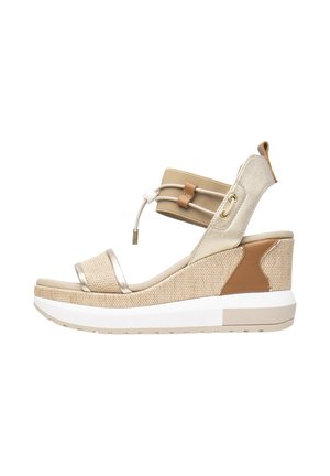 Kilesandal med metallic guldoverdel, beige tekstureret stof og brun accent. Har en hvid sål med mønstret greb.