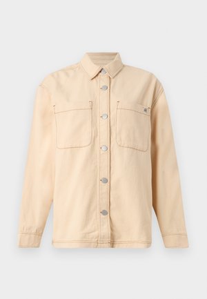 Μπεζ μακρυμάνικο πουκάμισο-τζάκετ με γιακά, μπροστινά κουμπιά κλικ, δύο τσέπες στο στήθος και ορατές ραφές.