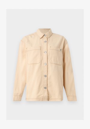 Veste-chemise beige à manches longues avec col, boutons-pression à l’avant, deux poches poitrine et coutures visibles.