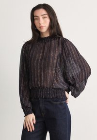 Blusa a maniche lunghe blu scuro con scollatura e polsini arricciati. Tessuto trasparente con strisce verticali dorate e bronzate. Vita elastica.