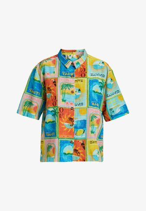 Camisa de manga corta con cuello que presenta un estampado multicolor de escenas tropicales y postales de viajes retro. La tela parece ligera y texturizada.