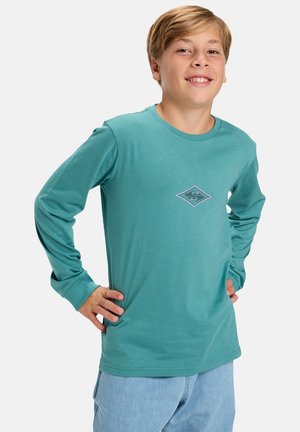 Langärmliges, tealfarbenes Shirt aus weicher Baumwolle, mit einem kleinen, kontrastfarbigen Diamantlogo auf der Brust. Lässige Passform und nahtloser Kragen.