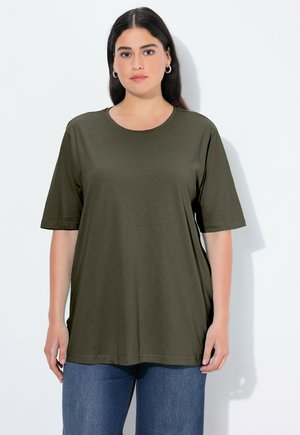 Olive green short-sleeve T-shirt made of soft fabric, featuring a round neckline and relaxed fit, paired with blue denim jeans.