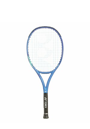 Blaue und schwarze Yonex Tennisschläger mit besaitetem ovalem Kopf und schwarzem Griff, isoliert auf weißem Hintergrund.