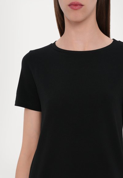 Schwarzes kurzärmliges T-Shirt mit Rundhalsausschnitt, aus glattem, elastischem Material gefertigt, mit einer figurbetonten Silhouette und minimalistischem Design.
