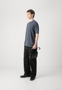 Calvin Klein Jeans LABEL RELAXED TEE - Osnovna majica kratkih rukava - ebony