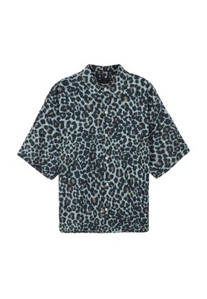 Camicia a maniche corte con bottoni in tessuto blu-verde, con stampa leopardata in nero e marrone. Include una tasca sul petto e un colletto.