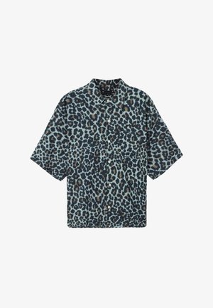 Chemise à manches courtes boutonnée en tissu bleu-vert, présentant un imprimé léopard en noir et marron. Comprend une poche poitrine et un col.