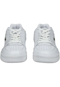 Weiße Leder-Sneaker mit durchbrochenem Design, runder Spitze und flachen weißen Schnürsenkeln. Mit grünem Logo an der Seite und strukturiertem Gummisohle.