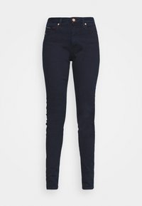 Vaqueros ajustados de denim en azul oscuro, con una cintura alta, cinco bolsillos y detalles en tono cobre. Textura suave en toda la prenda.