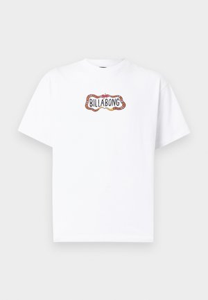 Biała koszulka z krótkim rękawem z kolorowym, wzorzystym logo Billabong na środku klatki piersiowej.