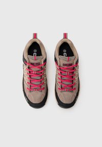 Un paio di scarpe da trekking beige e nere con lacci rosa acceso e logo CMP, taglia 40, viste dall'alto su sfondo bianco.