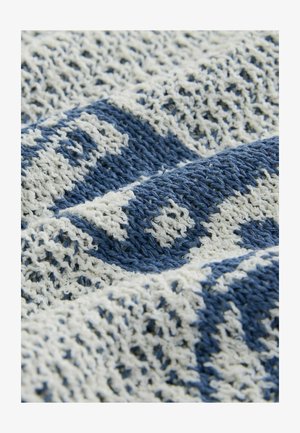 Tefra de bumbac împletită, având un model texturat cu dungi orizontale alternante albastre și albe. Suprafața pare moale și respirabilă.